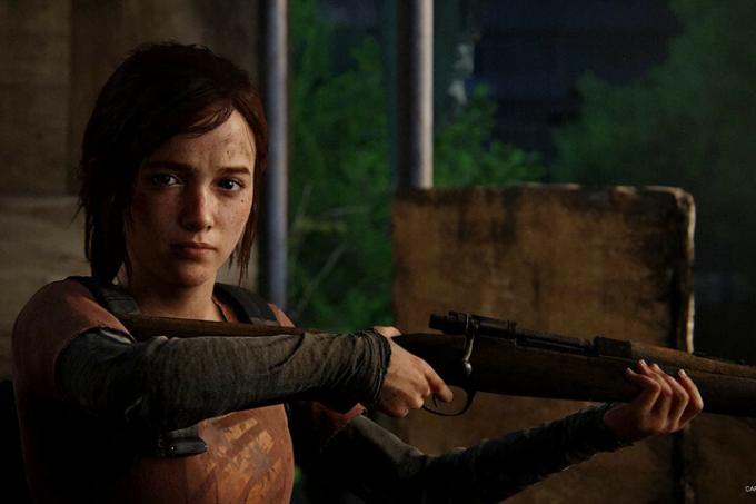 Ellie trzyma broń w The Last of Us Part I.