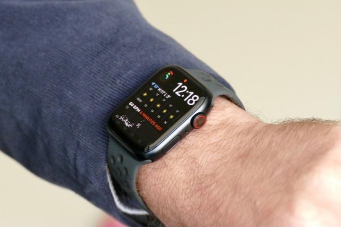 En mand iført et Apple Watch Series 7, der viser det modulære ansigt.