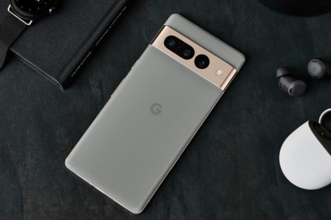 En Google Pixel 7 Pro liggende ved siden af ​​et par Pixel Buds og Pixel Watch.