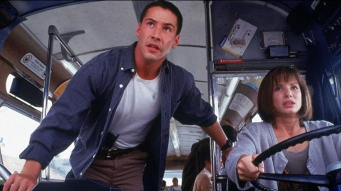 Keanu Reeves staat naast Sandra Bullock in 'Speed'.