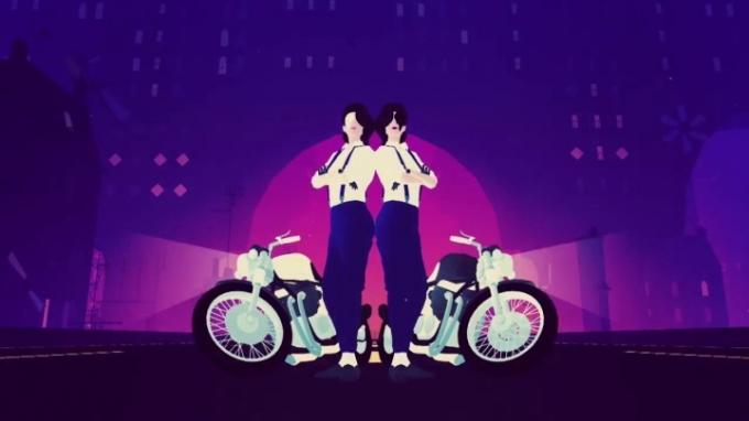 To kvinder står ryg mod ryg ved siden af ​​motorcykler.