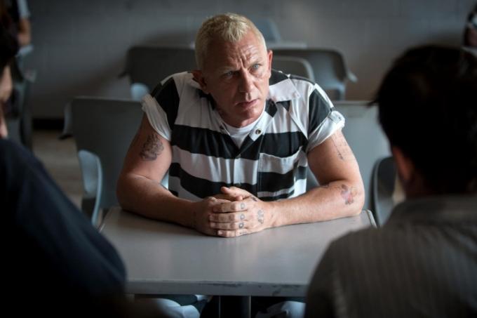 Daniel Craig har på seg en fengselsdress i Logan Lucky.