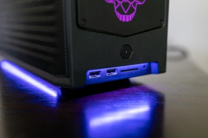 Vordere Anschlüsse beim Intel NUC 11 Extreme.