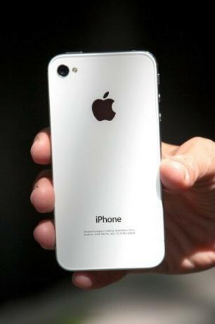 אפל מציגה לראשונה גרסה לבנה של האייפון הפופולרי שלה