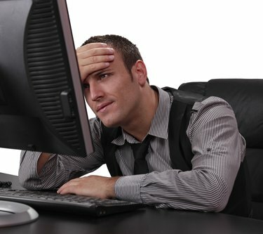 Нещастен млад мъж пред компютъра