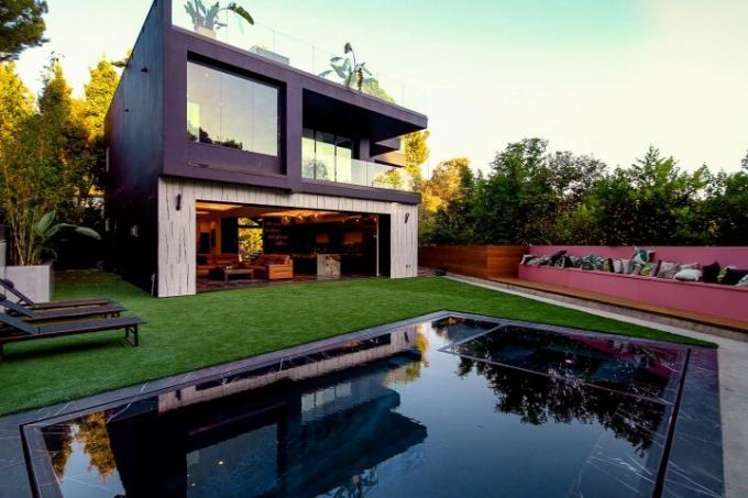 L'esterno di una lussuosa casa intelligente nella San Fernando Valley in California.