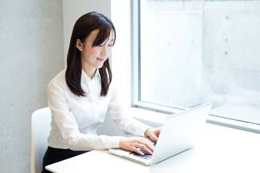 امرأة تستخدم جهاز كمبيوتر محمول