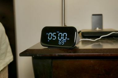 Un Lenovo Smart Clock 2 așezat pe o noptieră.