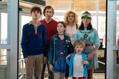 La famiglia Gladney è unita in White Noise di Netflix.