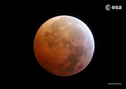 Mēness attēls, kas iepriekšējā Mēness aptumsuma laikā 2019. gadā ir iekrāsots sarkani oranžā nokrāsā.