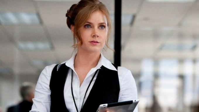 Amy Adams como Lois Lane em um escritório em Man of Steel.