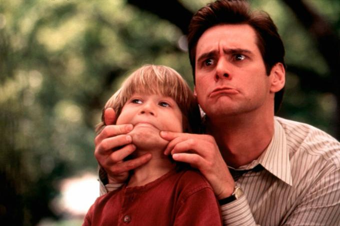 Jim Carrey mostra la faccia di un ragazzo in Liar Liar.