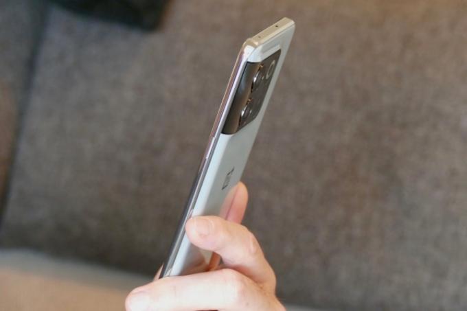 Bok OnePlus 10T, pokazujący aparat.