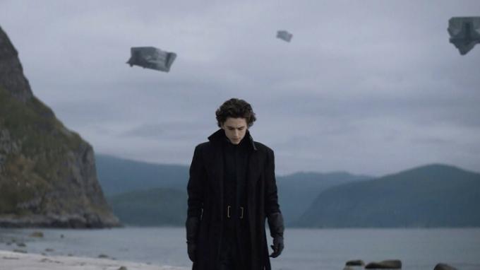 يمشي بول ورأسه للأسفل بالقرب من بحيرة في فيلم 2021 Dune.