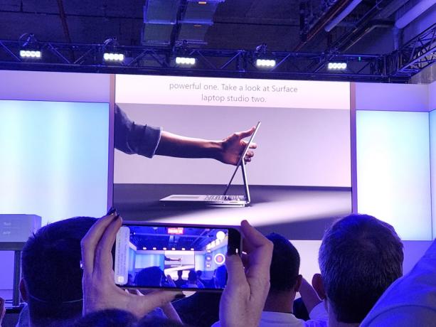 O novo Surface Laptop Studio 2 exibido no palco durante o evento da Microsoft em setembro.