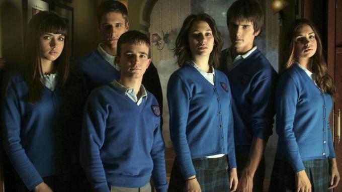 Grupa učenika u svojim školskim uniformama stoje zajedno i gledaju u kameru u španjolskoj tinejdžerskoj sapunici El Internado.