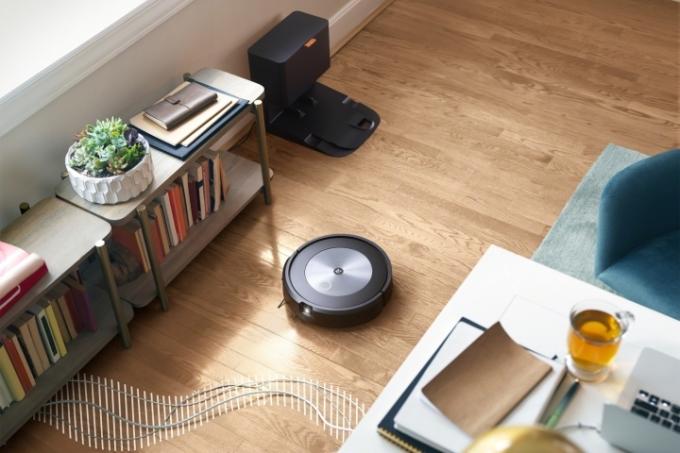 iRobot Roomba i7 curăță o cameră de zi.