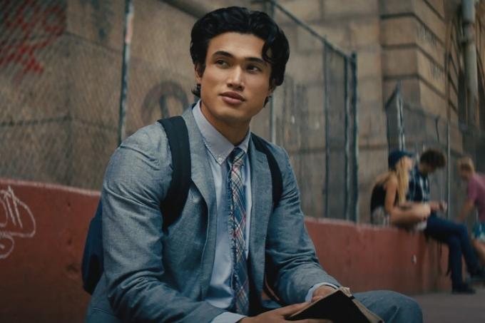 Charles Melton leest een boek in The Sun is Also a Star.