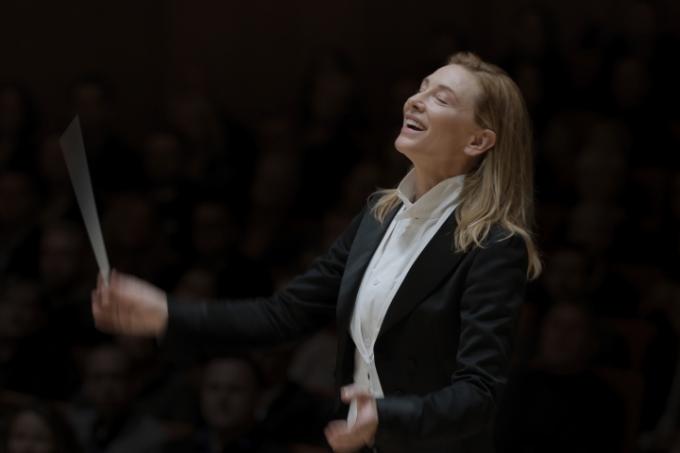 Cate Blanchett dirigeert muziek terwijl ze een pak draagt ​​in TÁR.