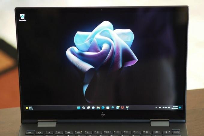HP Envy x360 13 2022 디스플레이 전면 모습.