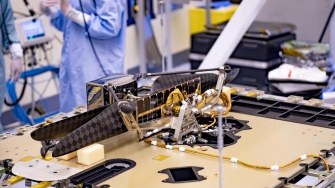 Mars Helikopteri ve Mars Helikopteri Teslimat Sistemi, 6 Nisan 2020'de Kennedy Uzay Merkezi'ndeki Perseverance Mars gezginine bağlandı. Helikopter, Perseverance'ın inişinden yaklaşık iki buçuk ay sonra konuşlandırılacak.