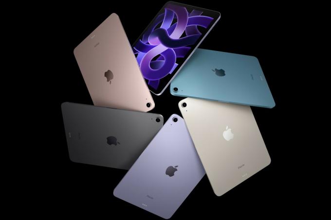 Šest Apple iPad Air 5s se razprostira v krogu in razkazuje različne barve ohišja.