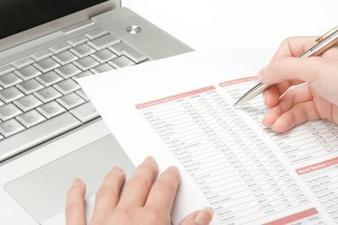 Mulighetene til Excel er fordeler for en bsiness.cept av kvinnelig forretningsanalyse - datablad og bærbar PC