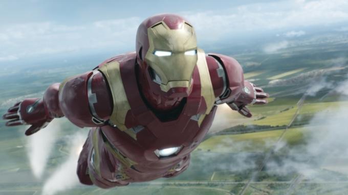 Iron Man flyr i Captain America: Civil War.