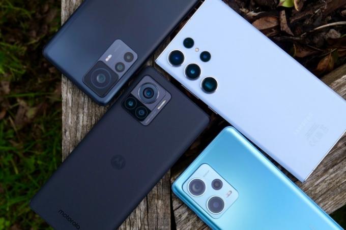 Les modules de caméra du Galaxy S23 Ultra, du Xiaomi 12T Pro, du Redmi Note 12 Pro+ et du Motorola Edge 30 Ultra.