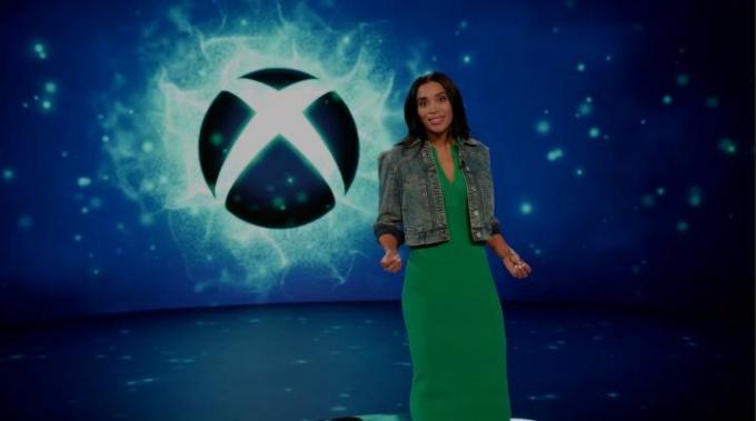 Sarah Bond egy Xbox logó közelében áll az Xbox Games Showcase alatt.