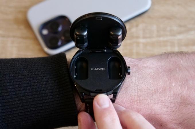 Otwarty ekran słuchawek Huawei Watch Buds, na którym widać wkładki douszne.