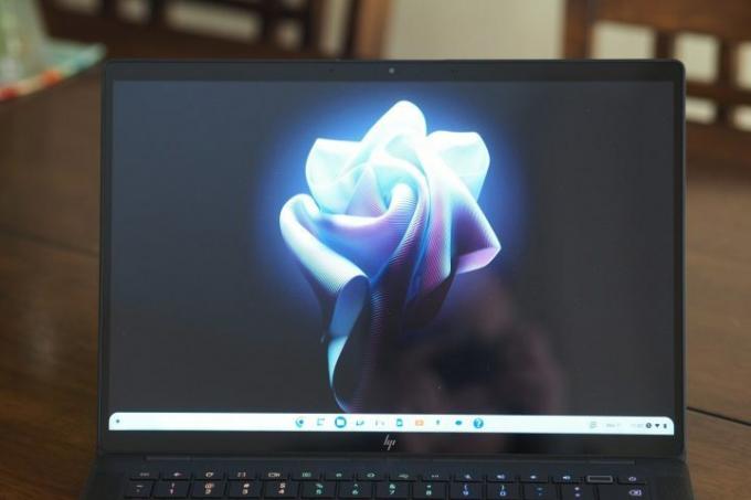 Widok z przodu Chromebooka HP Dragonfly Pro z widocznym wyświetlaczem.
