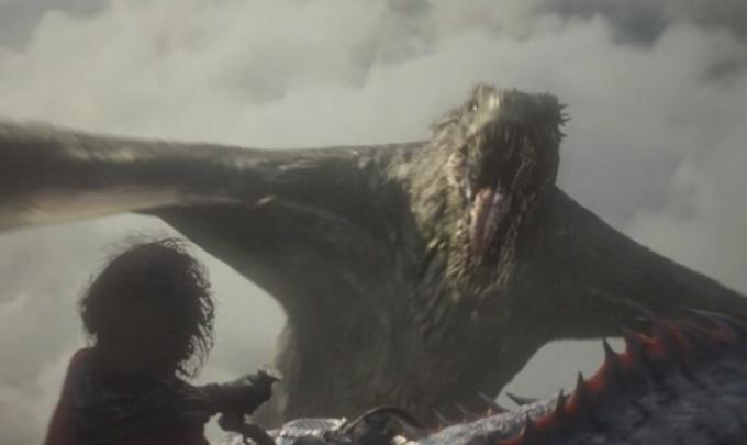 House of the Dragon'da bir ejderha bir adama saldırır.