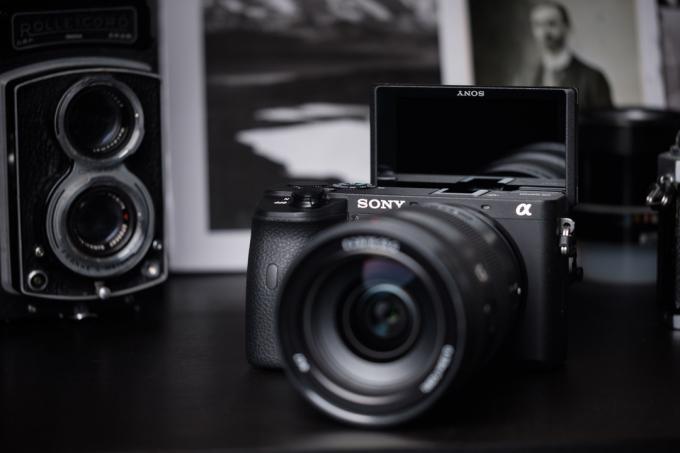 Sony A6600 का फ्रंट फ्लिप स्क्रीन के साथ सेल्फी पोजीशन में उठा हुआ है