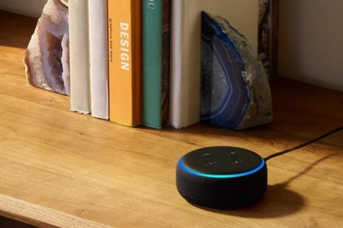 テーブルの上に置かれた第3世代Amazon Echo Dot。