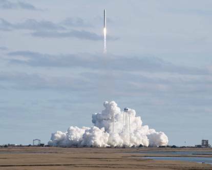 Et Northrop Grumman Cygnus forsyningsrumfartøj opsendt på en Antares 230+ raket fra Virginia Mid-Atlantic Regional Spaceport's Pad 0A ved Wallops kl. 15:21. EST lørdag, feb. 15, 2020