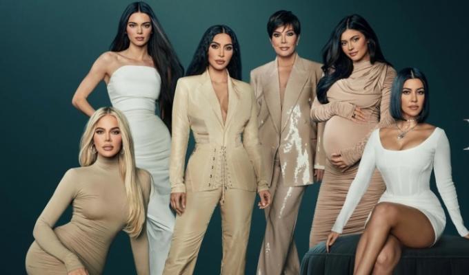 A família Kardashian posa para uma foto.