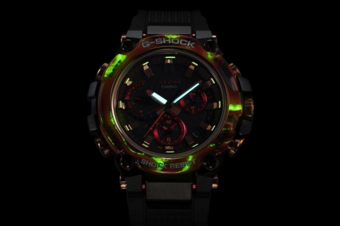 G-Shock MTG-B3000FR leuchtet im Dunkeln.