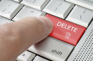 Bedrijfsconcept mannelijke vinger wijzende delete-toets