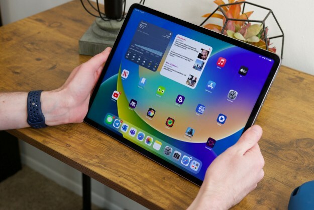 Iemand die de 12,9-inch versie van de iPad Pro (2022) vasthoudt.