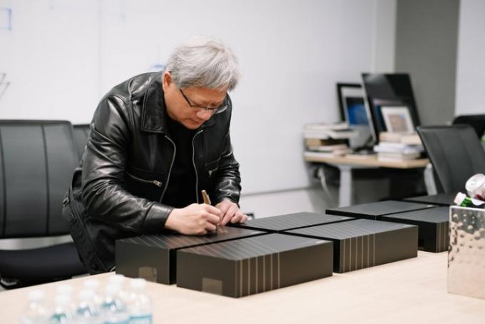 Jensen Huang, CEO von Nvidia, signiert RTX 3090-Grafikkartenboxen.