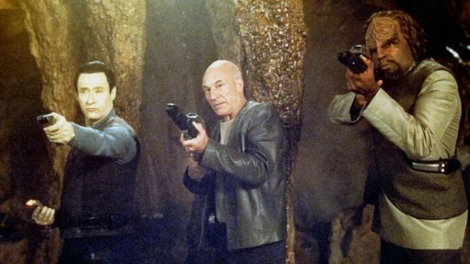 Picard et son équipage pointent leurs armes dans Star Trek: Insurrection.