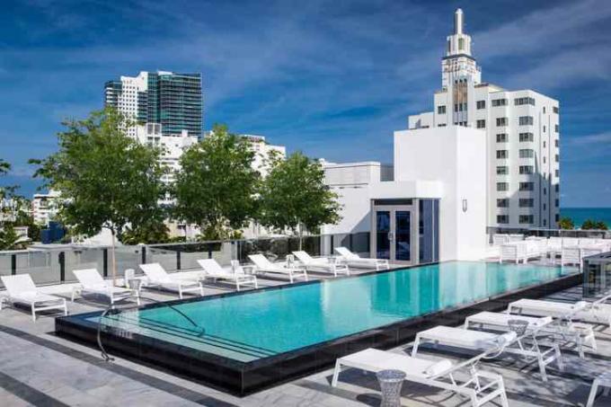 สระว่ายน้ำบนชั้นดาดฟ้าที่โรงแรม The Gale South Beach