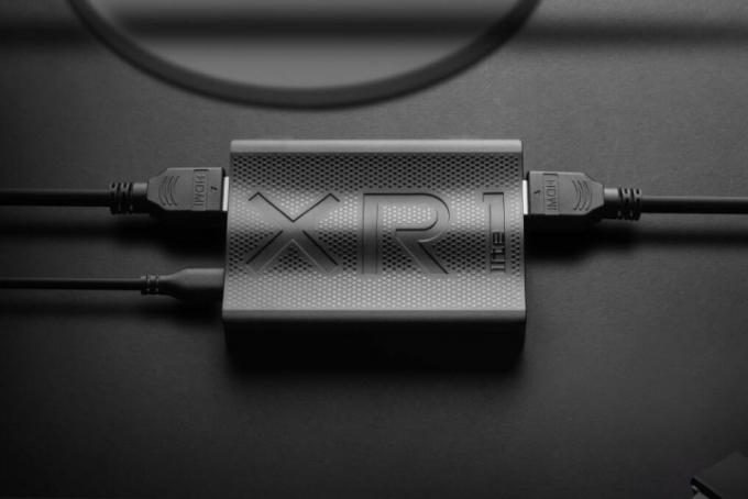 EVGA XR1 Lite uztveršanas karte ar pievienotiem HDMI kabeļiem.