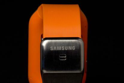 examen de la montre intelligente samsung galaxy gear fermoir arrière macro