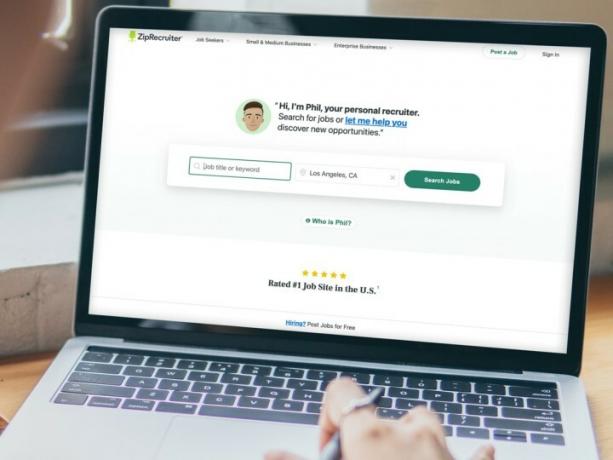 ZipRecruiters Phil AI rekrutteringsassistent på bærbar computer.