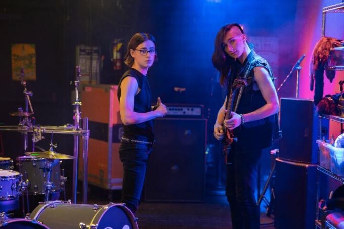 Jaden Martell e Aidan Greensmith se afinam antes de uma apresentação em uma cena de Metal Lords.