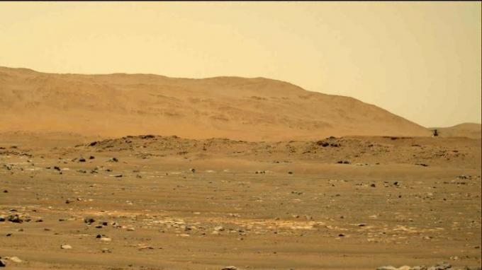 НАСА-ин Марс Персеверанце ровер је направио ову слику хеликоптера Ингенуити Марс (горе десно) користећи леву Мастцам-З камеру. Мастцам-З је пар камера које се налазе високо на јарболу ровера. Ово је један кадар из секвенце снимљене камером током снимања видео записа. Ова слика је снимљена априла. 30, 2021 (Сол 69) по локалном средњем соларном времену од 12:33:27.