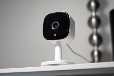 Eufy Security Indoor Cam 2K på bordet