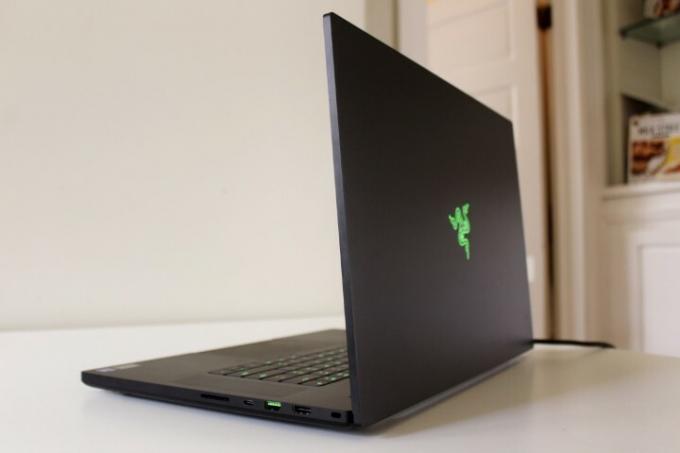 Profil Razer Blade 17 na stolu.